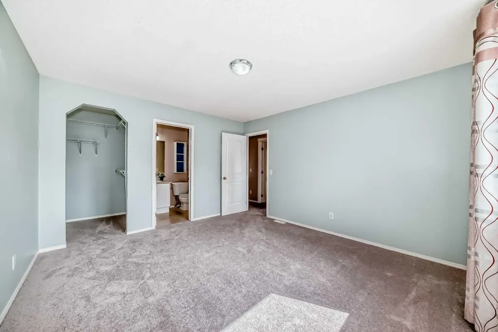 9 Somerside Crescent SW Calgary AB T2Y 4G8