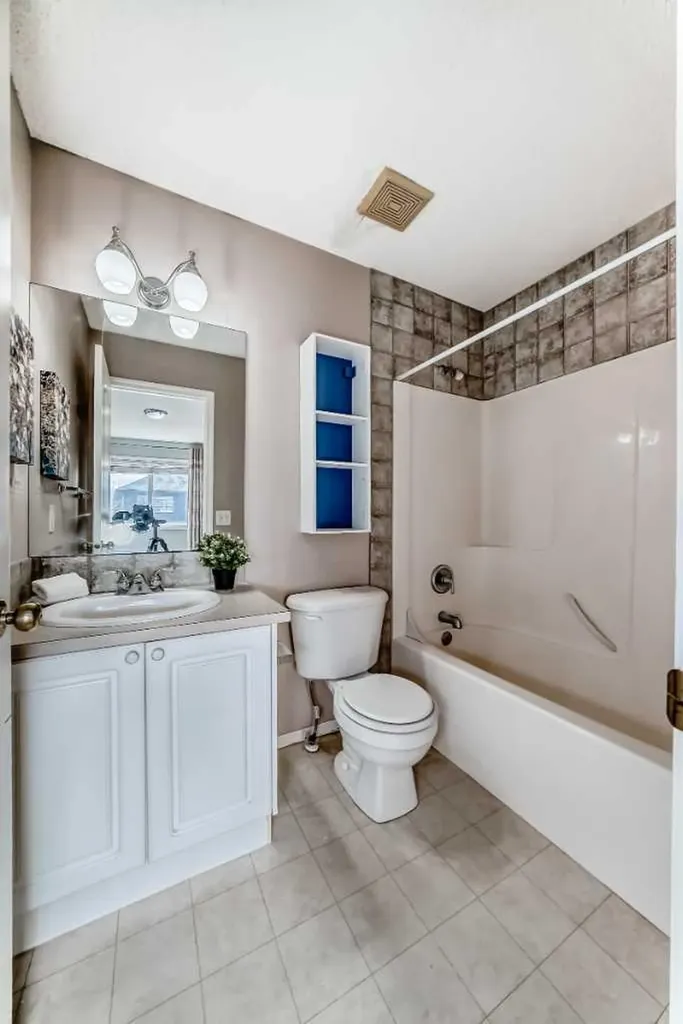 9 Somerside Crescent SW Calgary AB T2Y 4G8