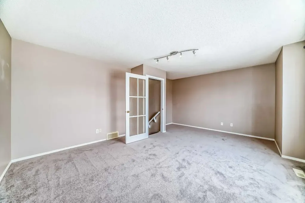 9 Somerside Crescent SW Calgary AB T2Y 4G8