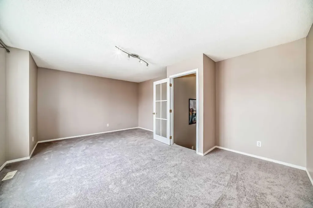 9 Somerside Crescent SW Calgary AB T2Y 4G8