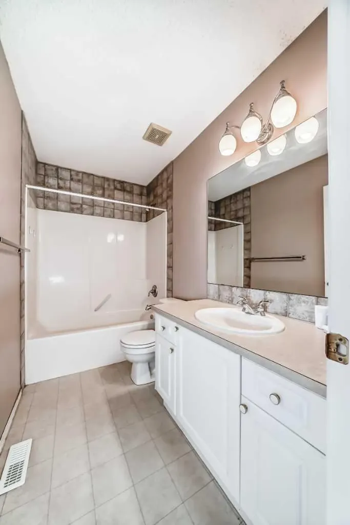 9 Somerside Crescent SW Calgary AB T2Y 4G8