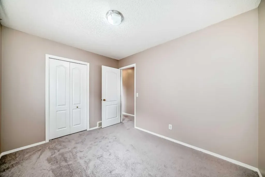 9 Somerside Crescent SW Calgary AB T2Y 4G8