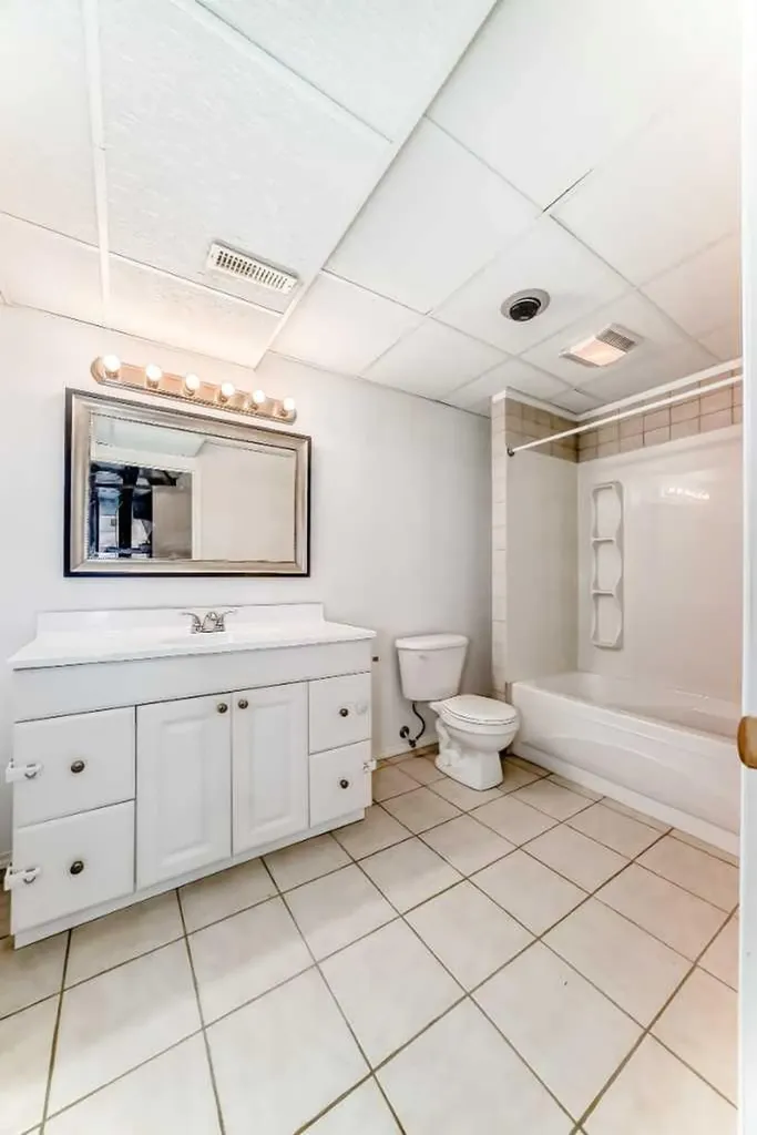 9 Somerside Crescent SW Calgary AB T2Y 4G8