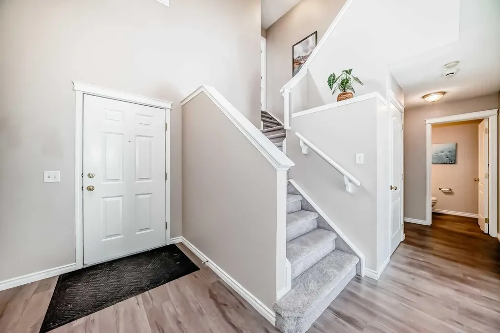 9 Somerside Crescent SW Calgary AB T2Y 4G8