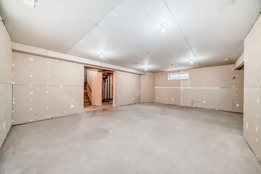 9 Somerside Crescent SW Calgary AB T2Y 4G8