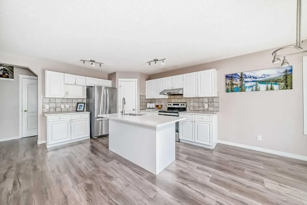 9 Somerside Crescent SW Calgary AB T2Y 4G8