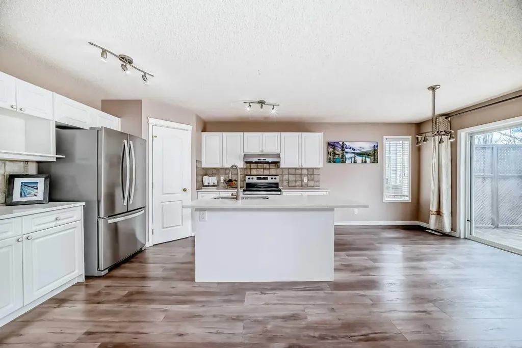9 Somerside Crescent SW Calgary AB T2Y 4G8