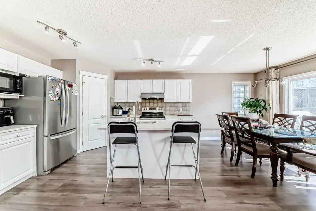 9 Somerside Crescent SW Calgary AB T2Y 4G8