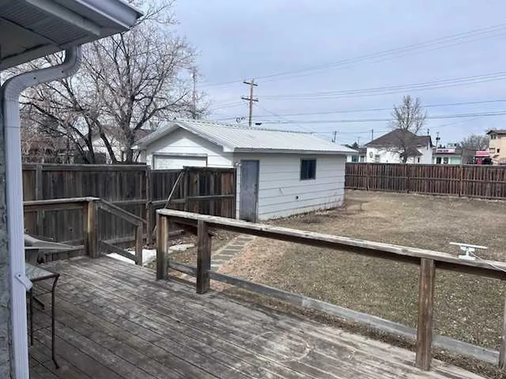 108 1 Avenue E Hanna AB T0J 1P0