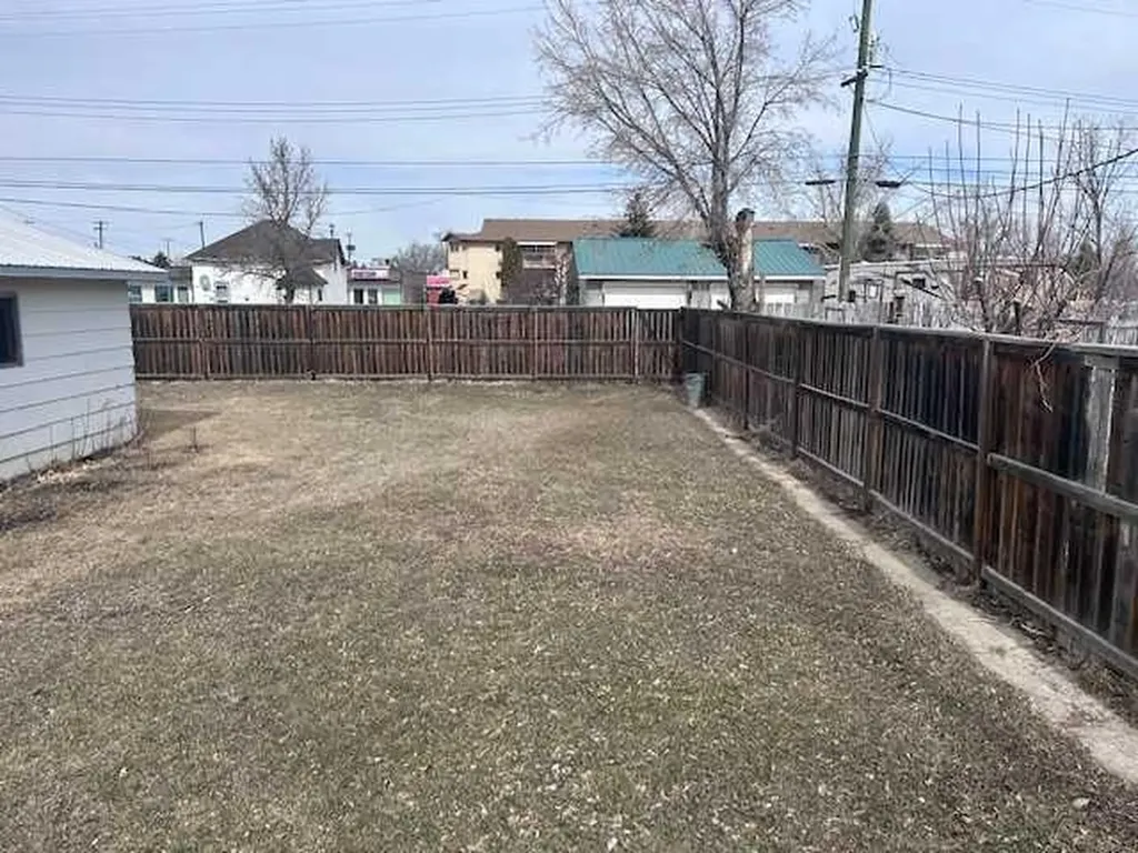 108 1 Avenue E Hanna AB T0J 1P0