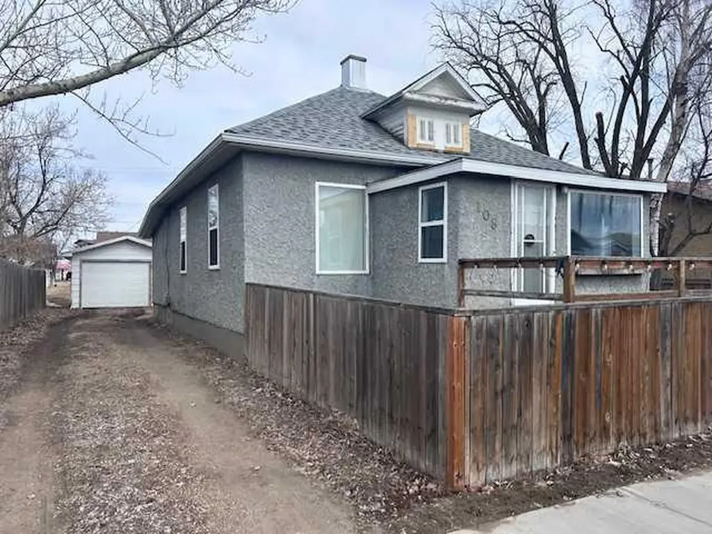 108 1 Avenue E Hanna AB T0J 1P0
