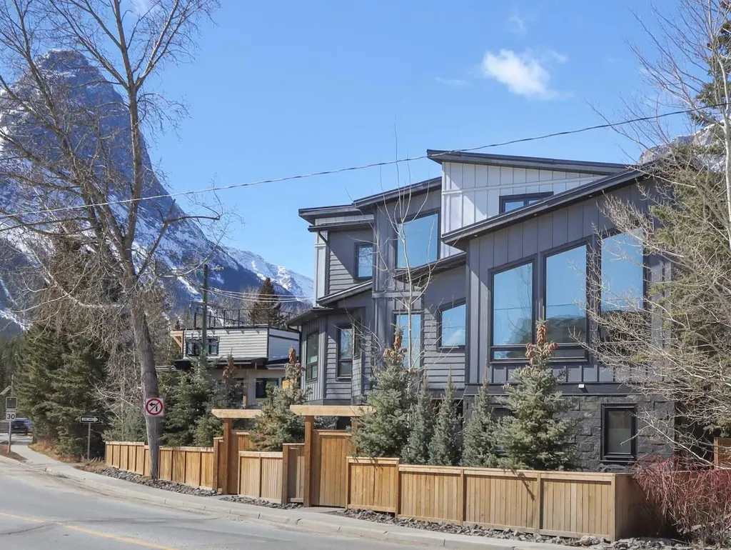 512 8th Avenue Canmore AB T1W 2E6