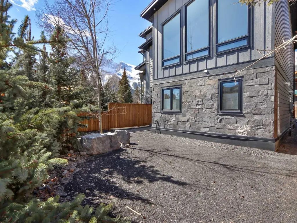 512 8th Avenue Canmore AB T1W 2E6