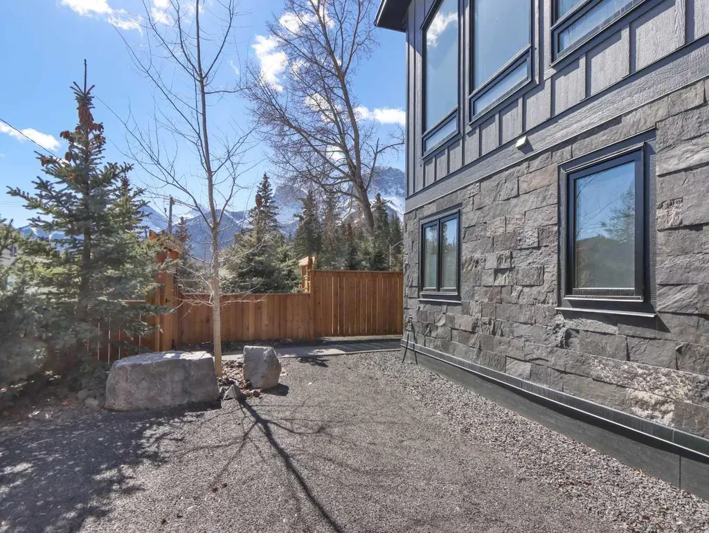 512 8th Avenue Canmore AB T1W 2E6
