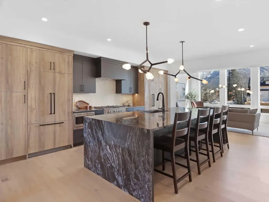 512 8th Avenue Canmore AB T1W 2E6