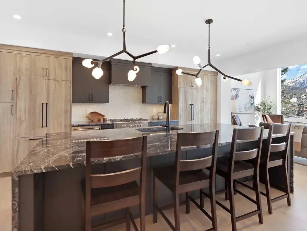 512 8th Avenue Canmore AB T1W 2E6