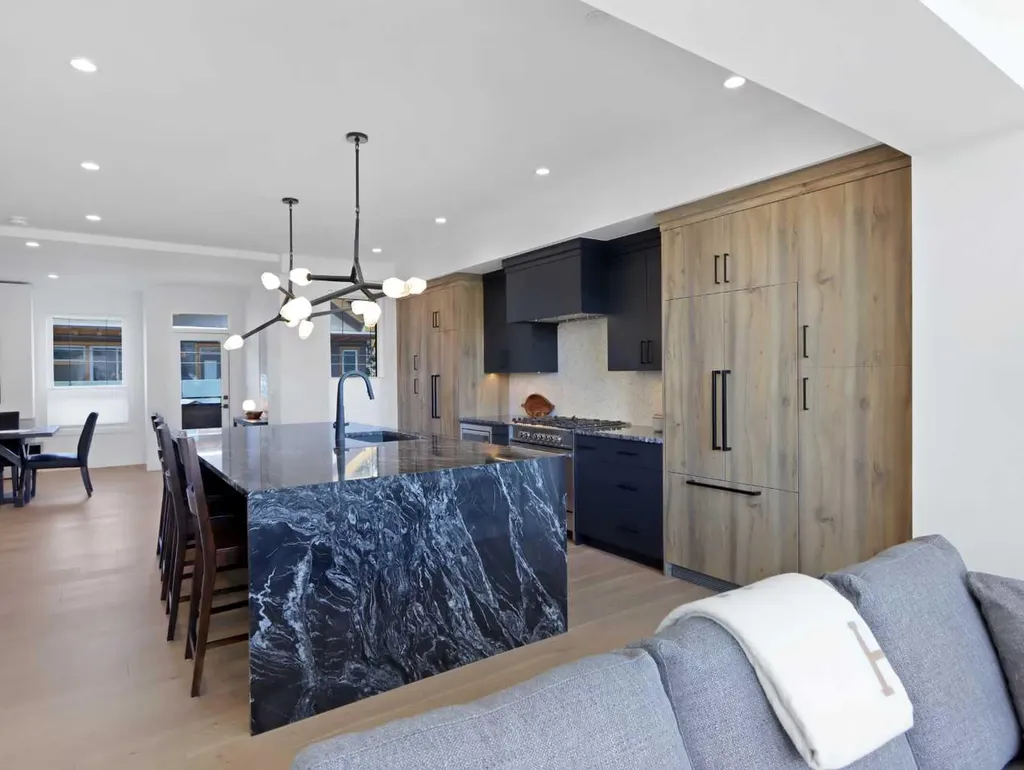 512 8th Avenue Canmore AB T1W 2E6