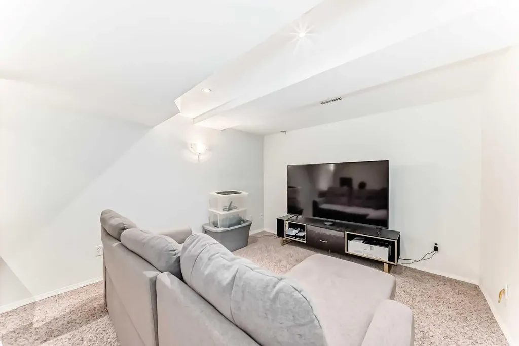 209 Somervale Point SW Calgary AB T2Y 3K4