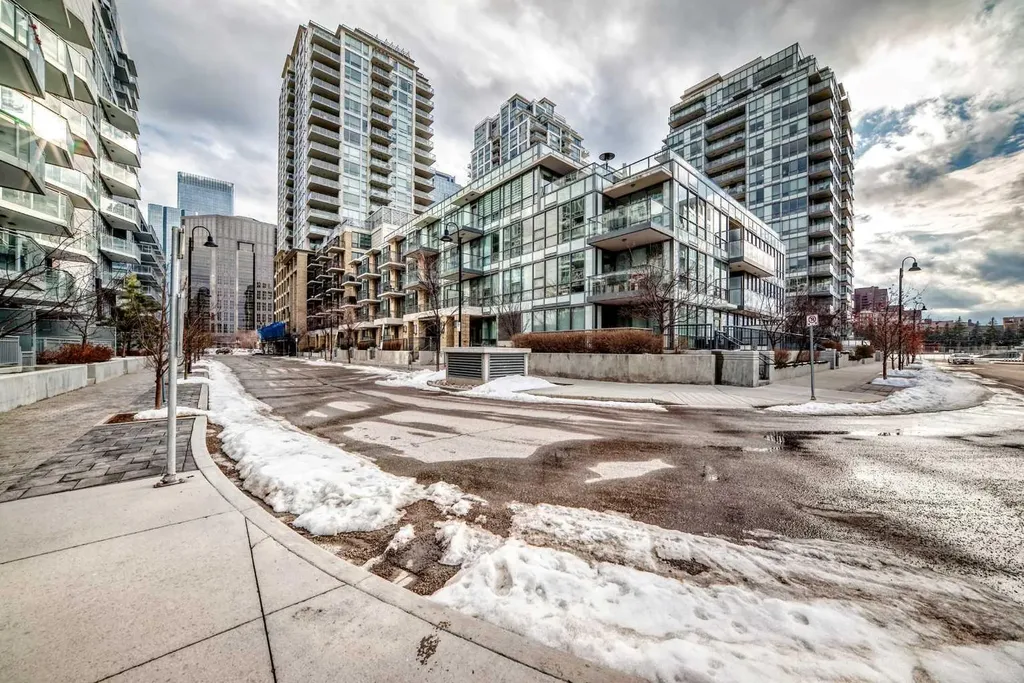 51 Waterfront Mews SW Calgary AB T2P0X3