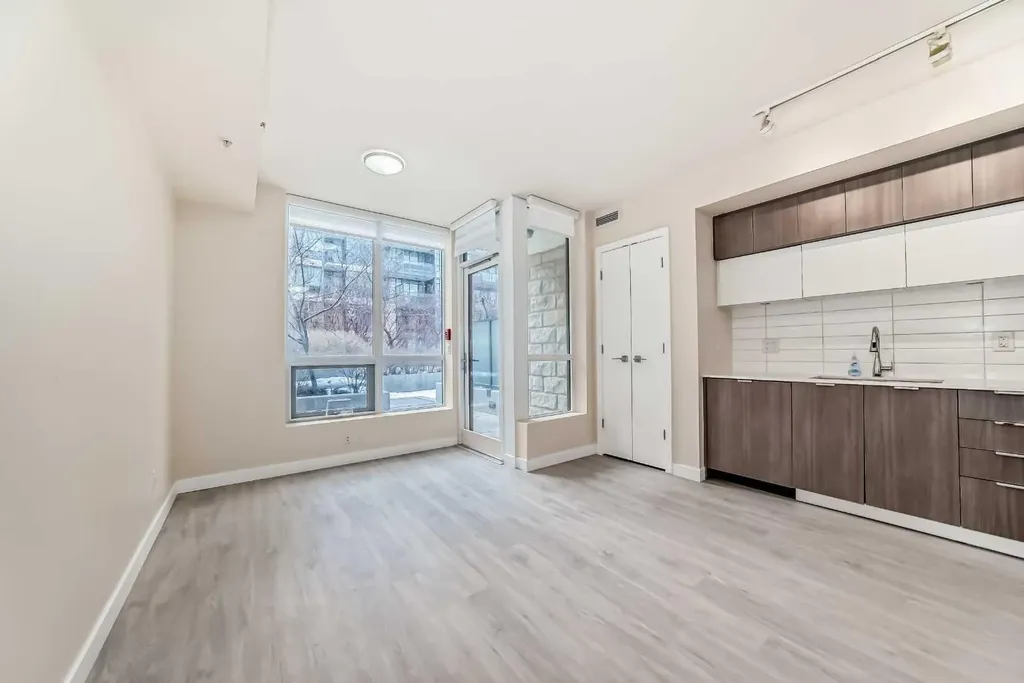 51 Waterfront Mews SW Calgary AB T2P0X3