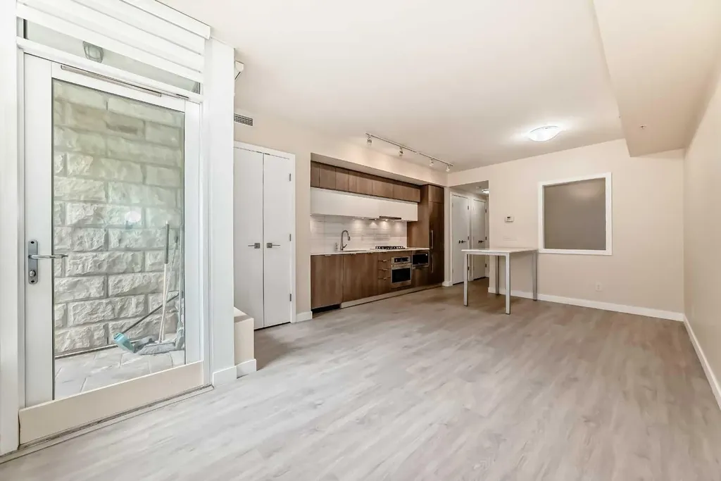 51 Waterfront Mews SW Calgary AB T2P0X3