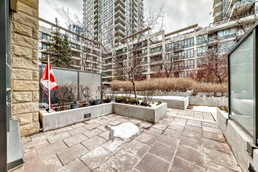 51 Waterfront Mews SW Calgary AB T2P0X3