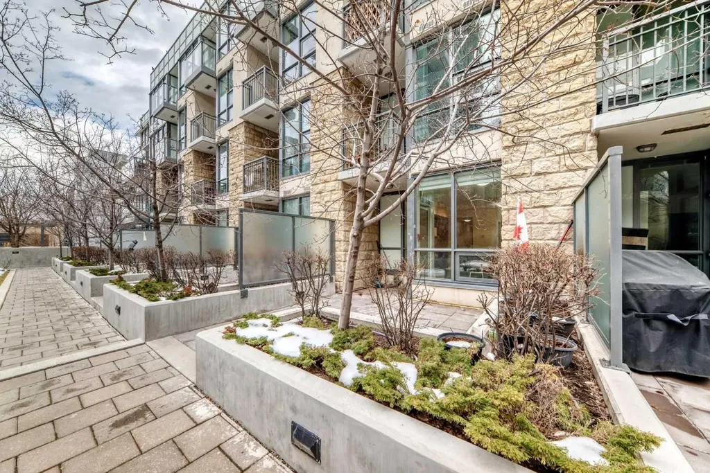 51 Waterfront Mews SW Calgary AB T2P0X3