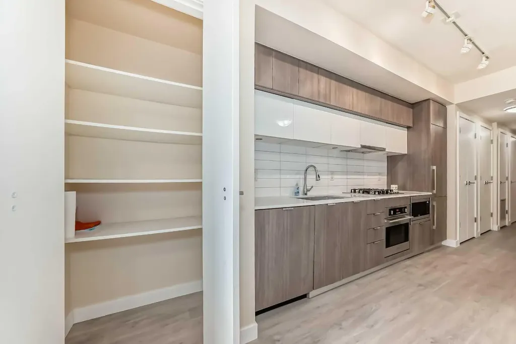 51 Waterfront Mews SW Calgary AB T2P0X3
