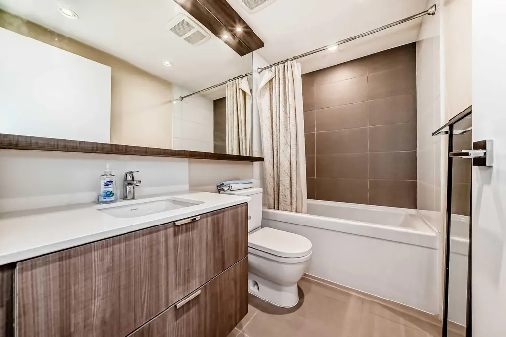 51 Waterfront Mews SW Calgary AB T2P0X3