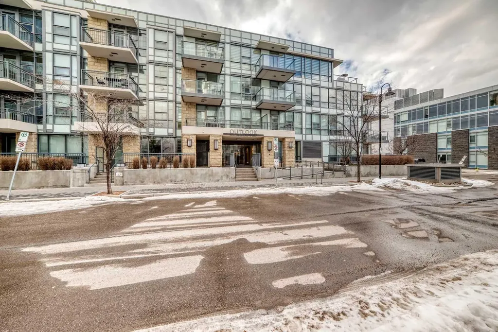 51 Waterfront Mews SW Calgary AB T2P0X3