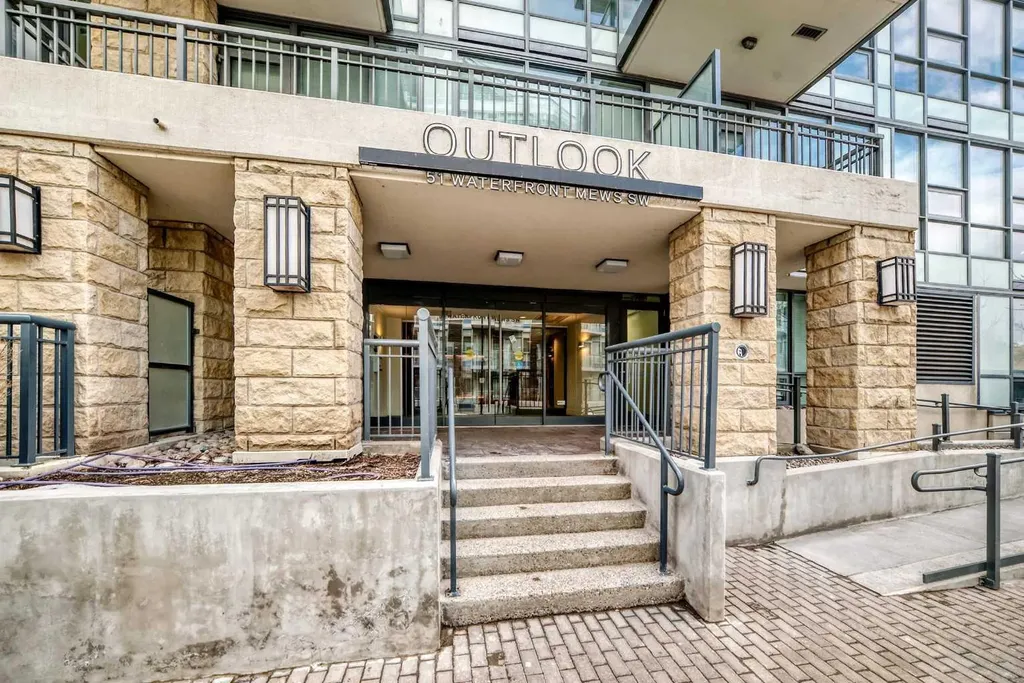 51 Waterfront Mews SW Calgary AB T2P0X3