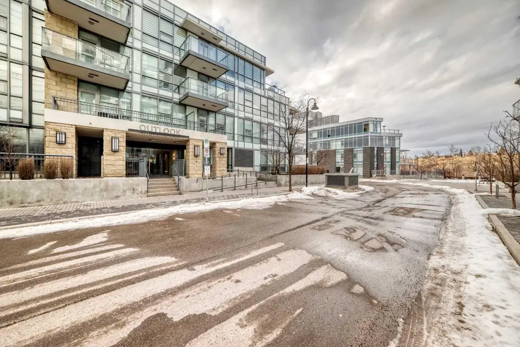 51 Waterfront Mews SW Calgary AB T2P0X3