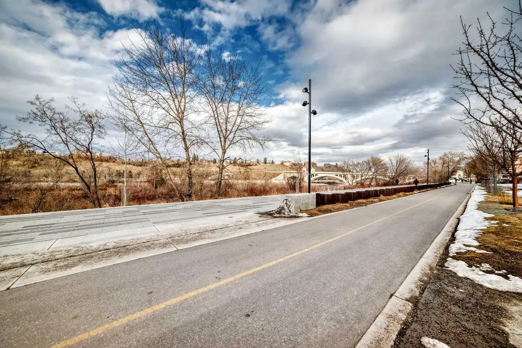 51 Waterfront Mews SW Calgary AB T2P0X3