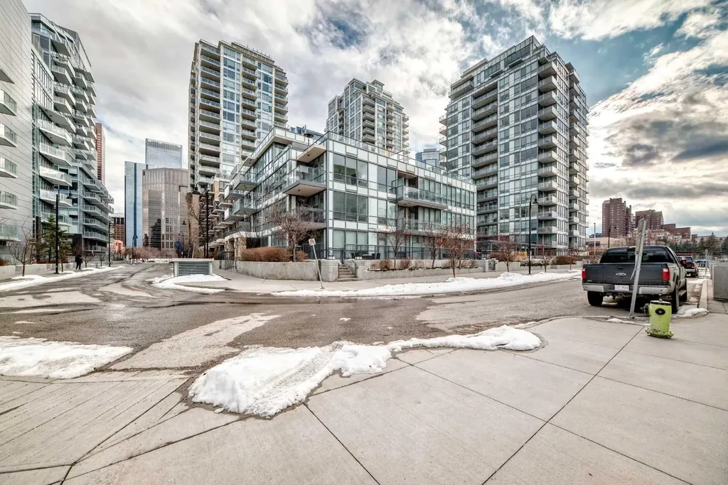 51 Waterfront Mews SW Calgary AB T2P0X3