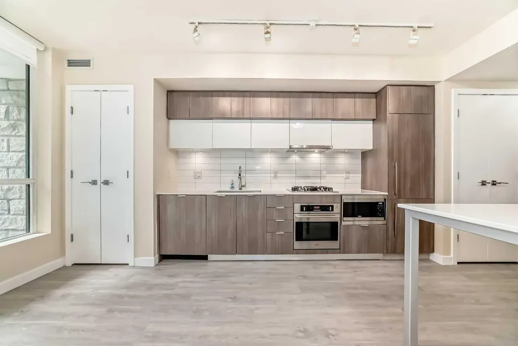 51 Waterfront Mews SW Calgary AB T2P0X3