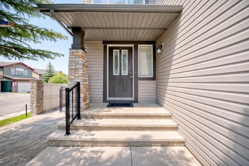 104 Panamount Terrace NW Calgary AB T3K 0H8