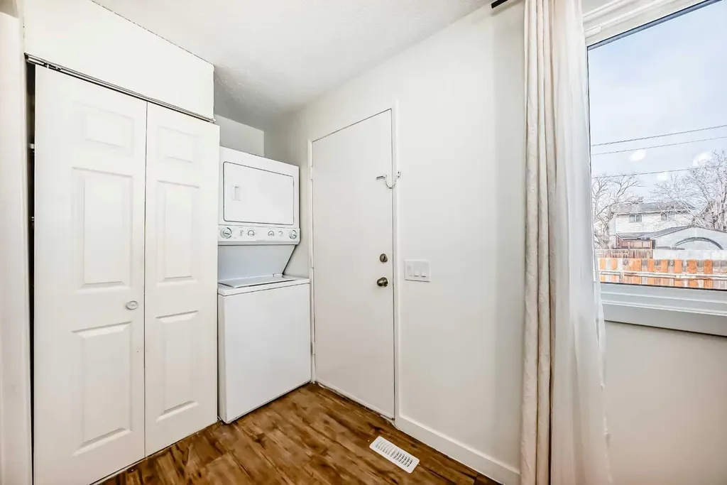 25 Erin Ridge Road SE Calgary AB T2B 2W2