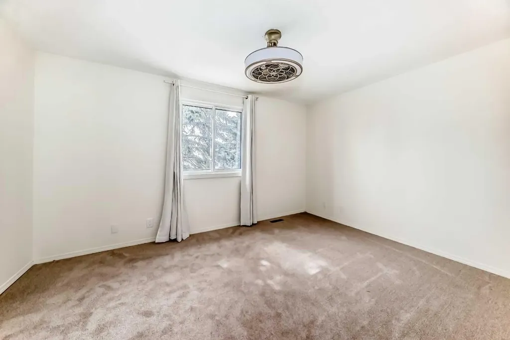 25 Erin Ridge Road SE Calgary AB T2B 2W2