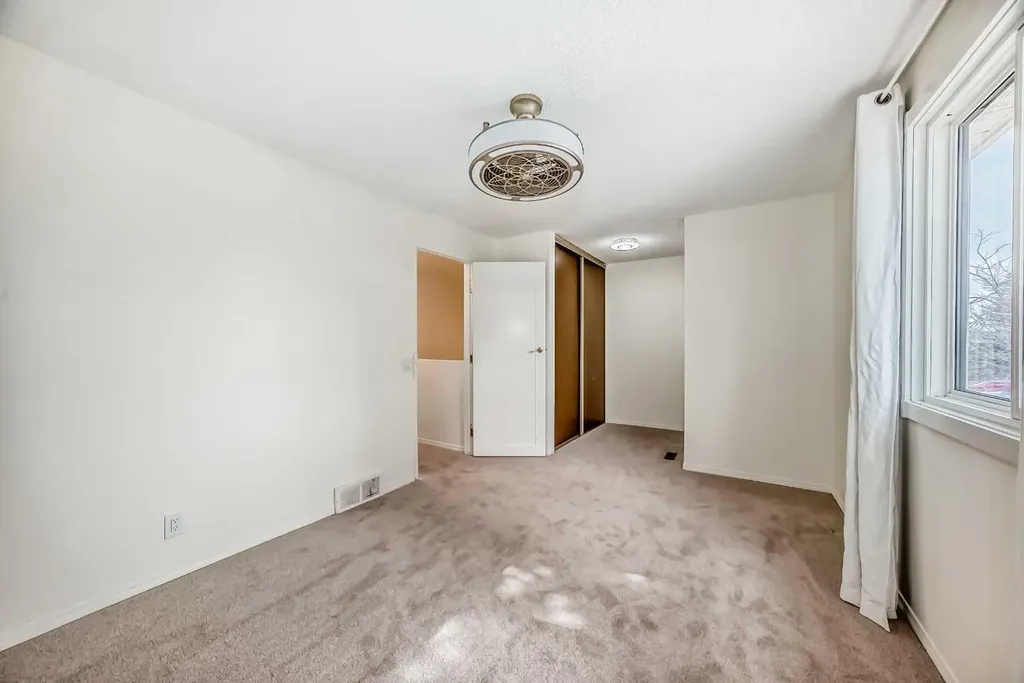 25 Erin Ridge Road SE Calgary AB T2B 2W2