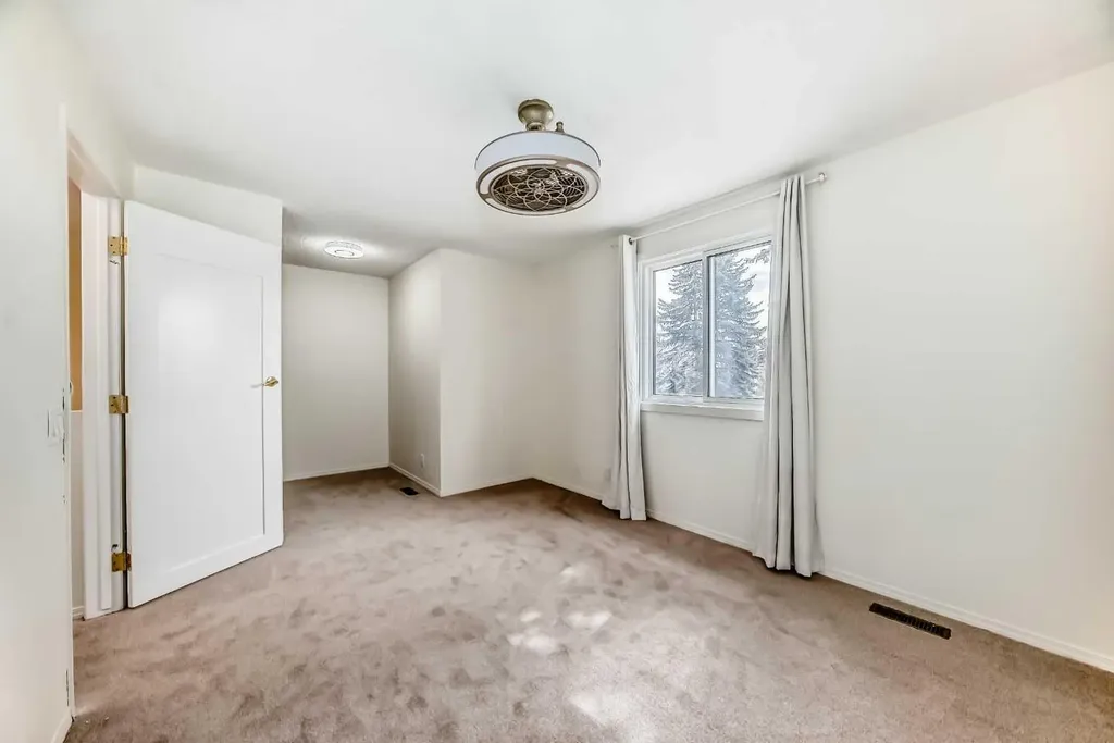25 Erin Ridge Road SE Calgary AB T2B 2W2