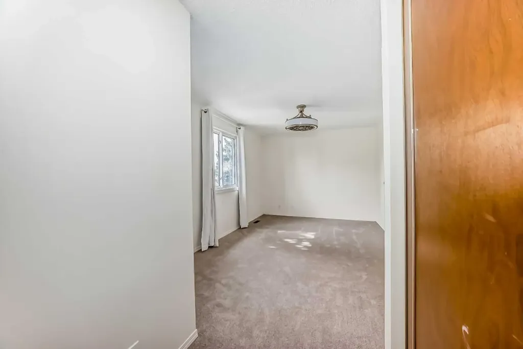 25 Erin Ridge Road SE Calgary AB T2B 2W2