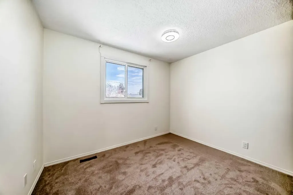 25 Erin Ridge Road SE Calgary AB T2B 2W2