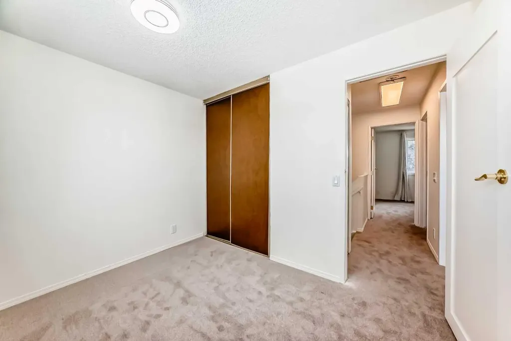 25 Erin Ridge Road SE Calgary AB T2B 2W2