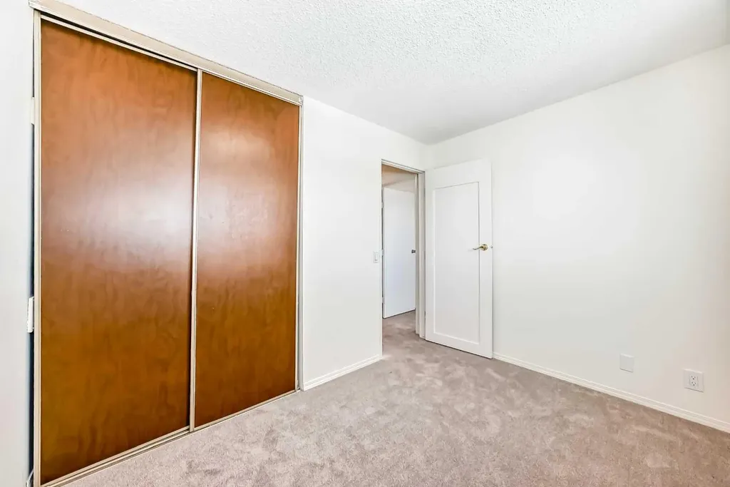 25 Erin Ridge Road SE Calgary AB T2B 2W2