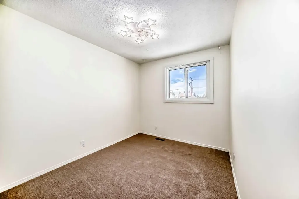 25 Erin Ridge Road SE Calgary AB T2B 2W2