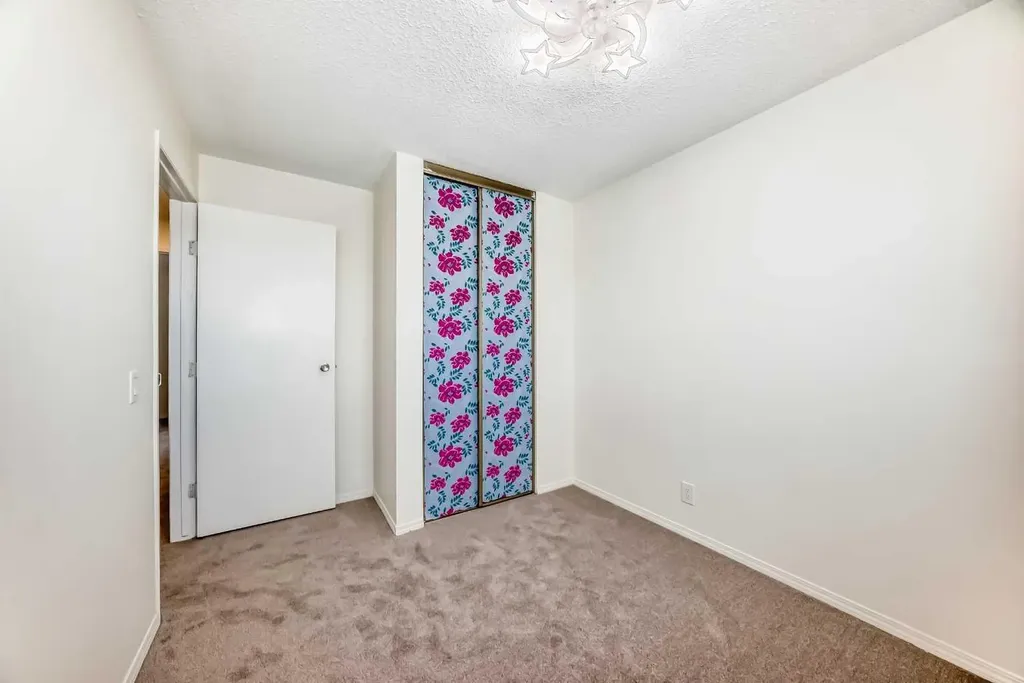 25 Erin Ridge Road SE Calgary AB T2B 2W2