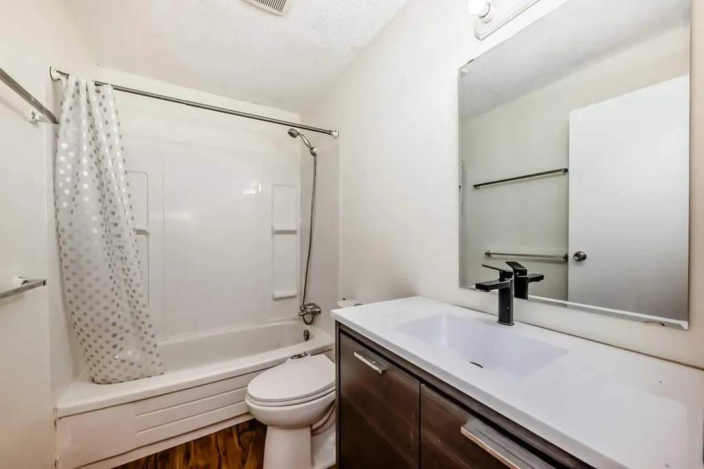 25 Erin Ridge Road SE Calgary AB T2B 2W2