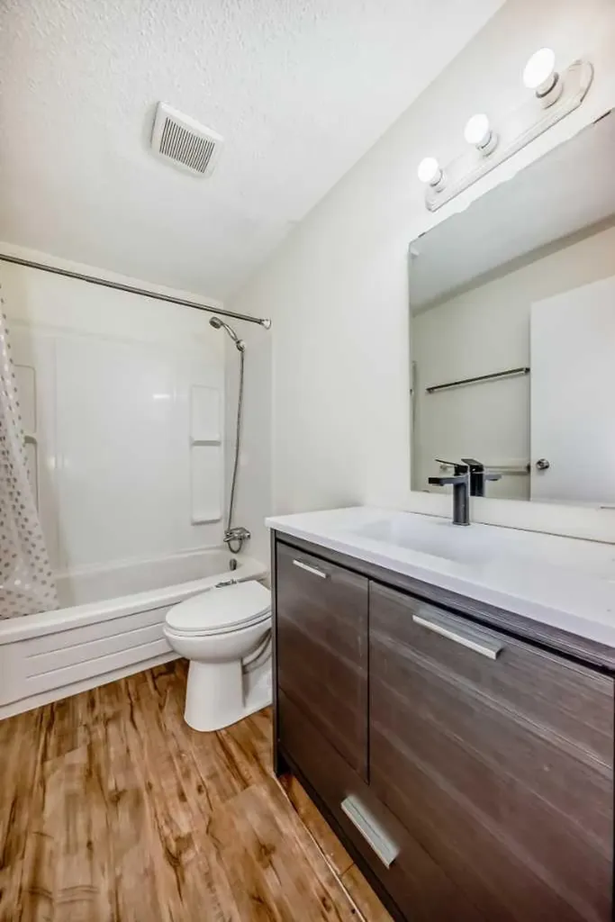 25 Erin Ridge Road SE Calgary AB T2B 2W2