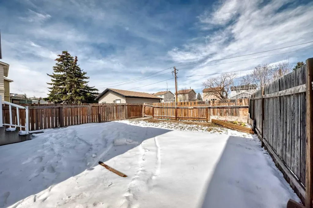 25 Erin Ridge Road SE Calgary AB T2B 2W2