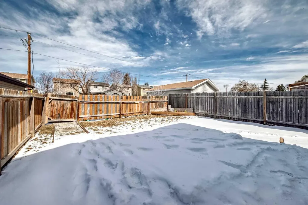 25 Erin Ridge Road SE Calgary AB T2B 2W2